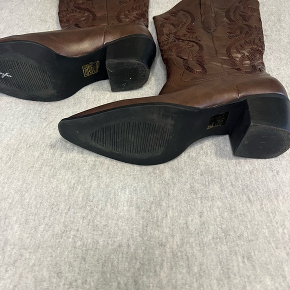 Elegant Brown Heeled Western Boots - Picture 2 of 3